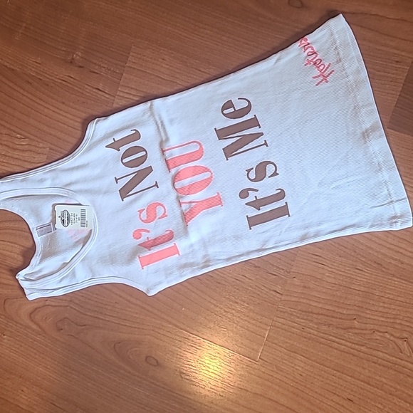 Hooters Tops - NWT Hooters medium tank top